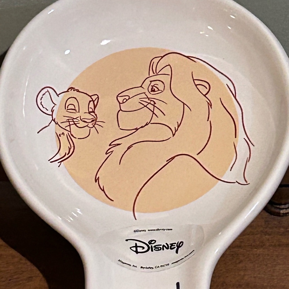 Rae Dunn Disney Collection The Lion King Handcrafted Ceramic Spoon Rest. - Picture 3 of 5